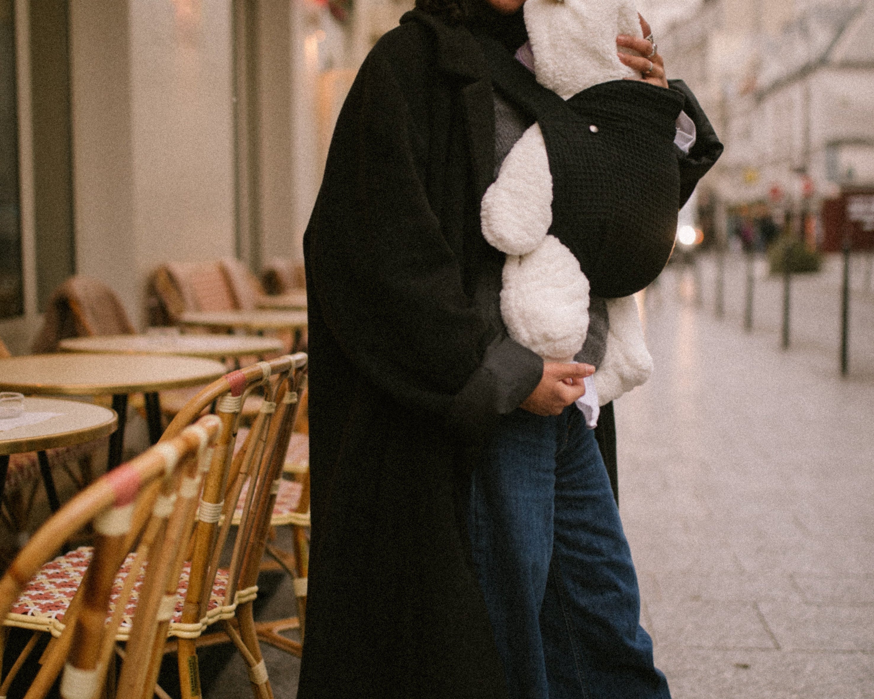 Habiller bébé dans son moyen de portage physiologique