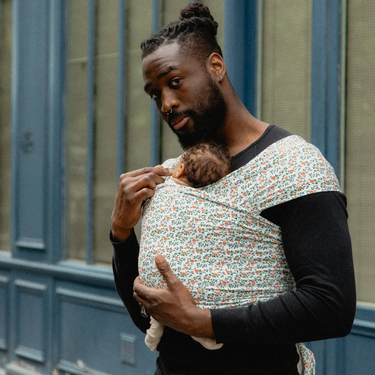 Papa portant son bébé en écharpe de portage Wrap Bud & Blossom, contre lui, en position ventrale physiologique.