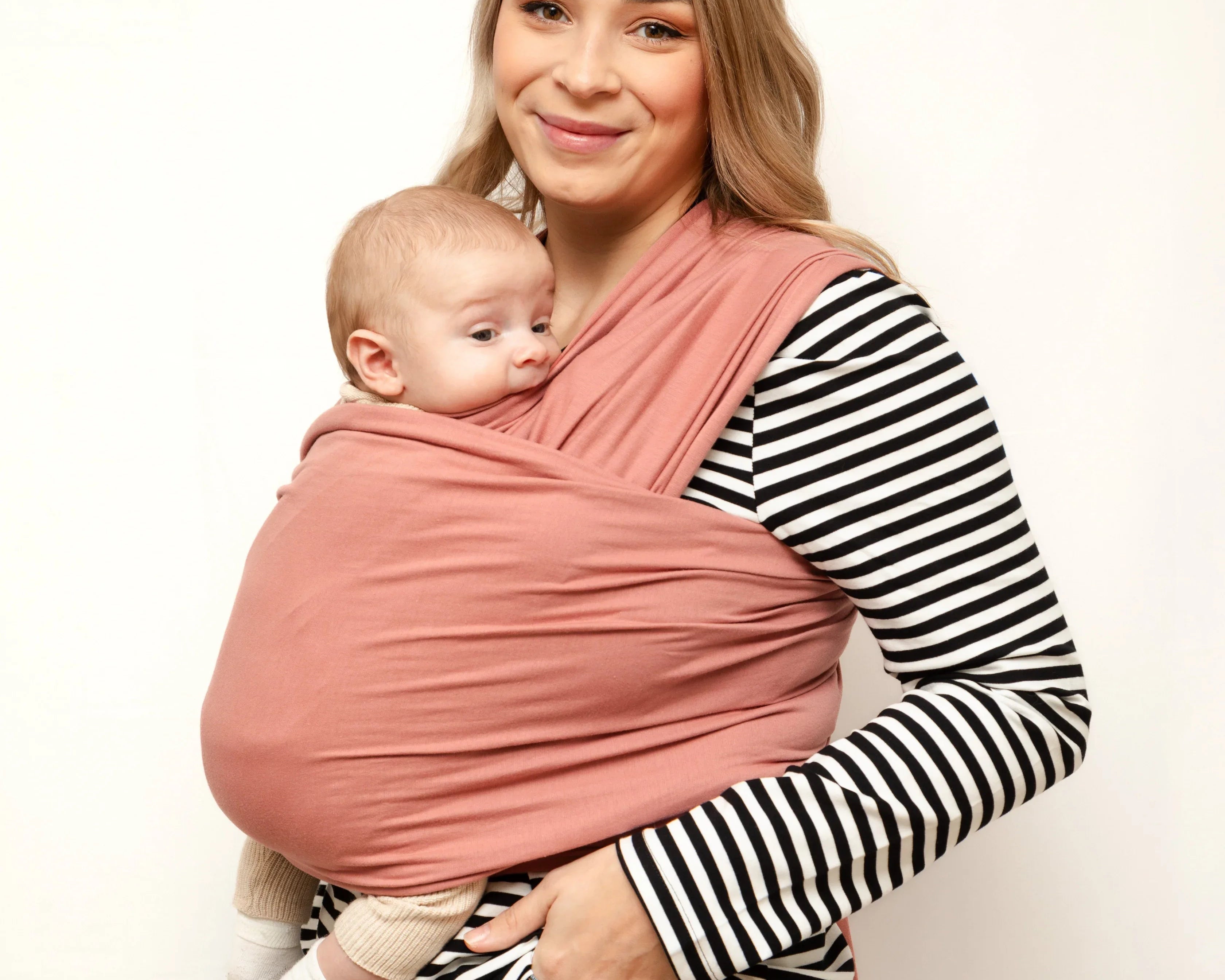 Photo d'une maman portant son bébé dans une écharpe de portage physiologique Bud & Blossom