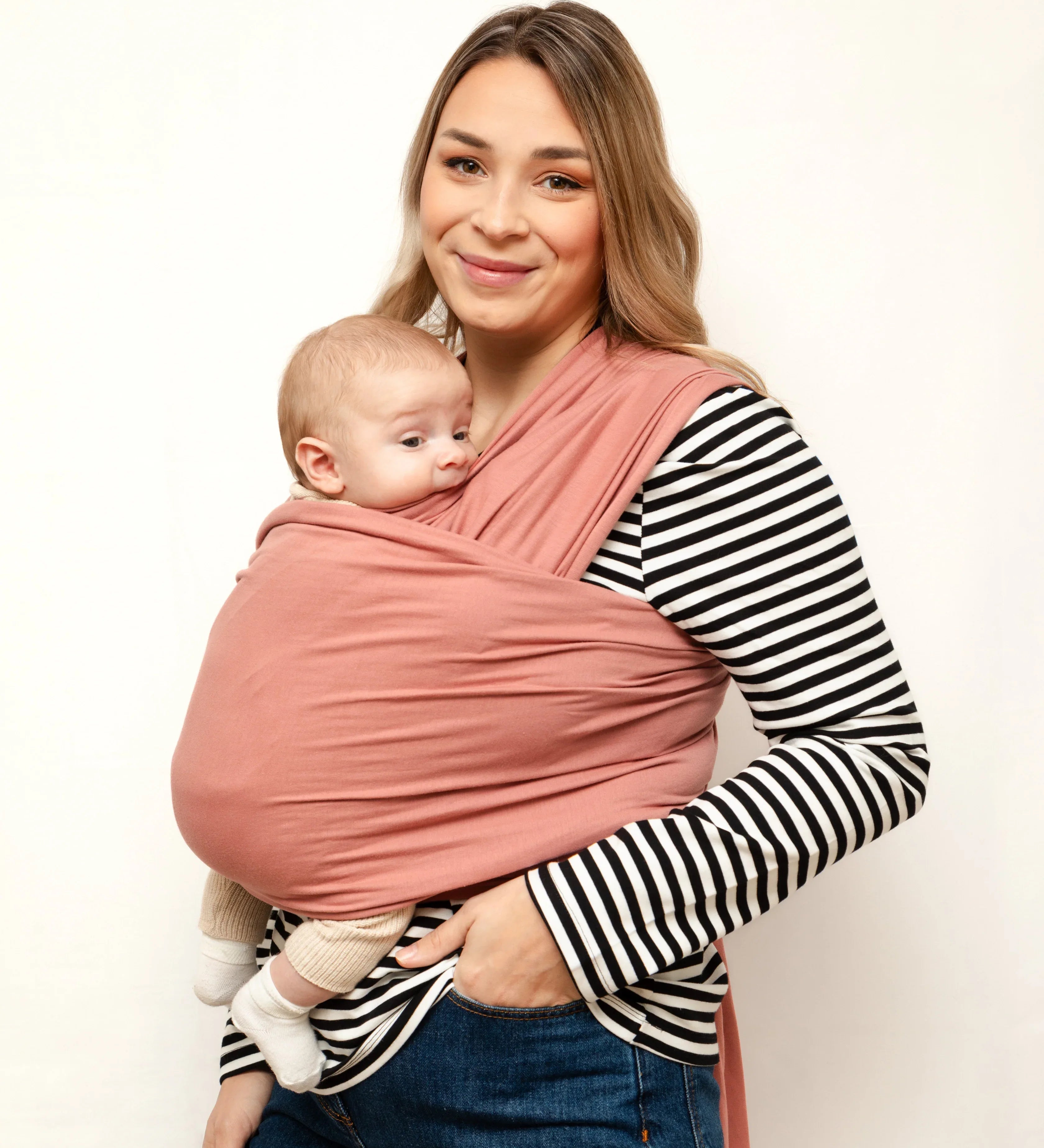 Photo d'une maman portant son bébé dans une écharpe de portage physiologique Bud & Blossom