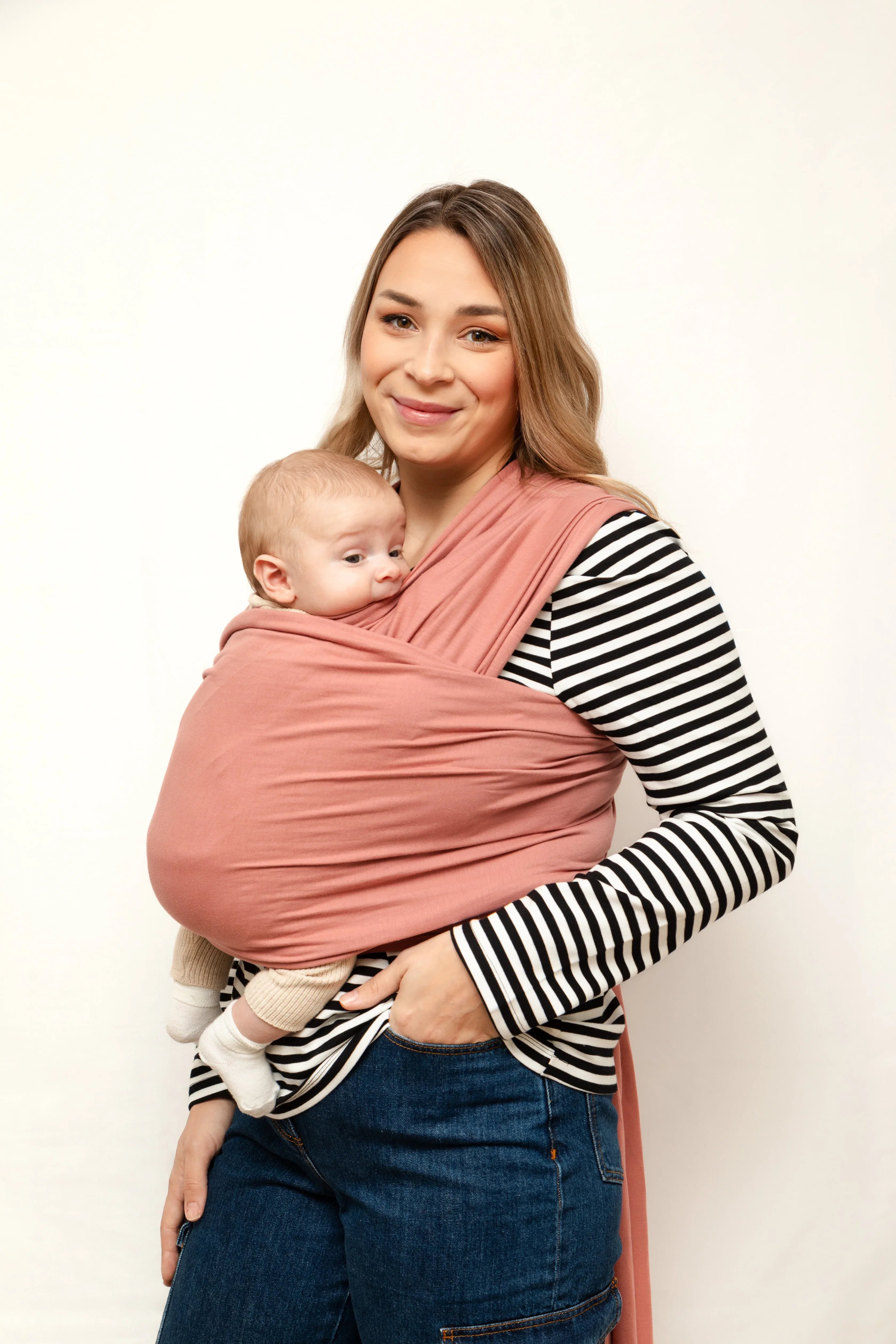 Photo d'une maman portant son bébé dans une écharpe de portage physiologique Bud & Blossom