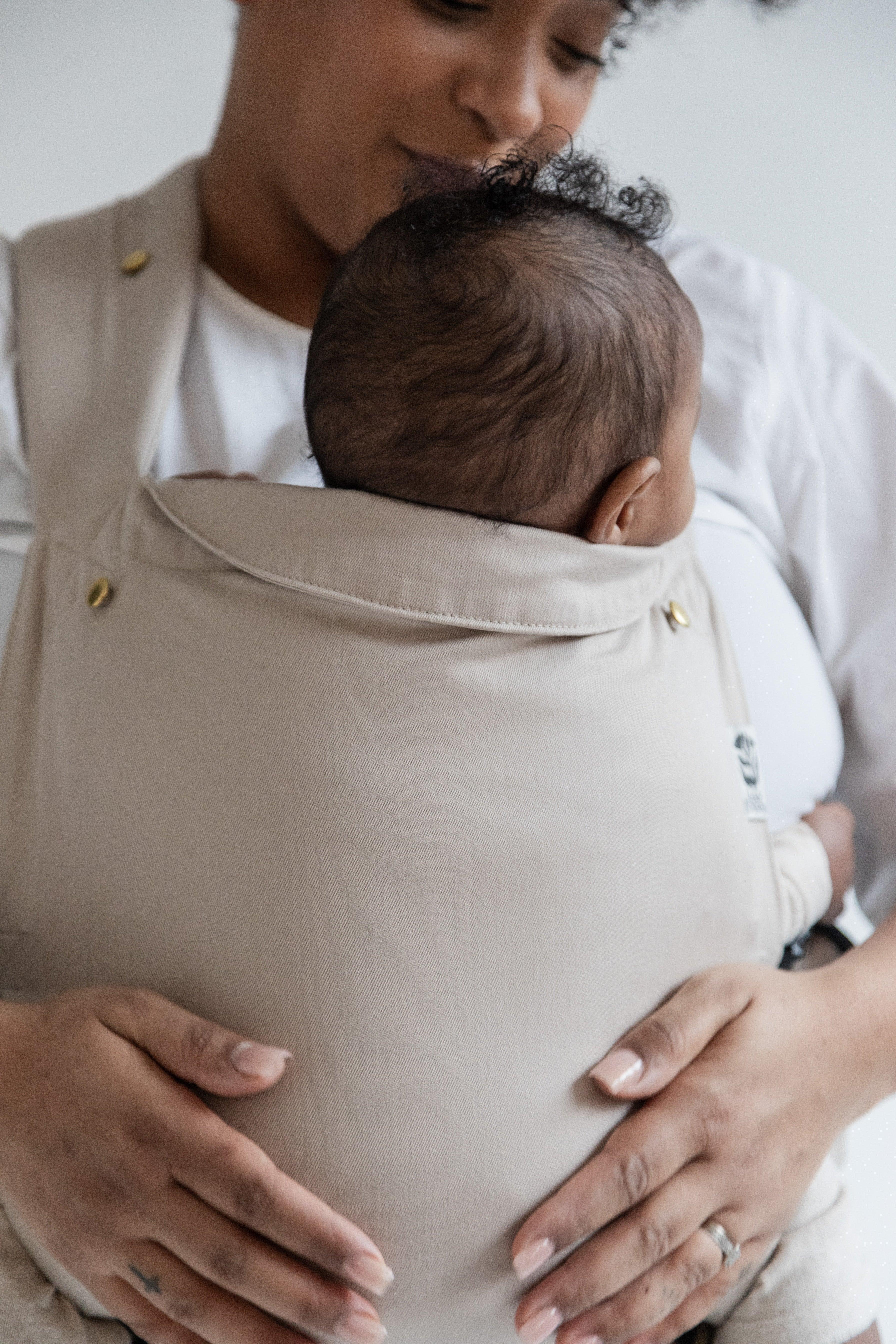 Porte-bébé physiologique adapté aux bébés aux besoins intenses