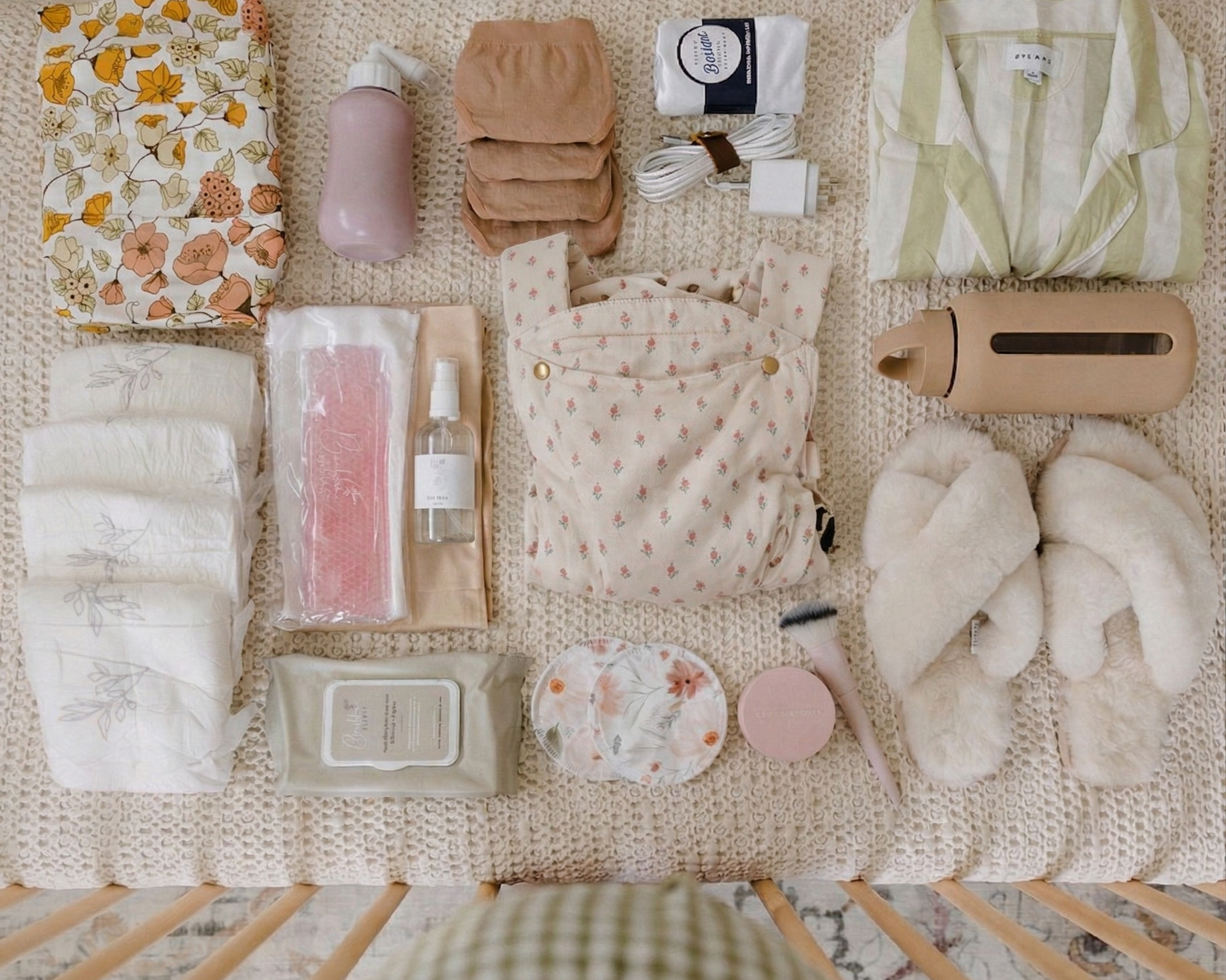 liste de naissance: essentiels pour bébé incluant le porte-bébé physiologique Exquis 