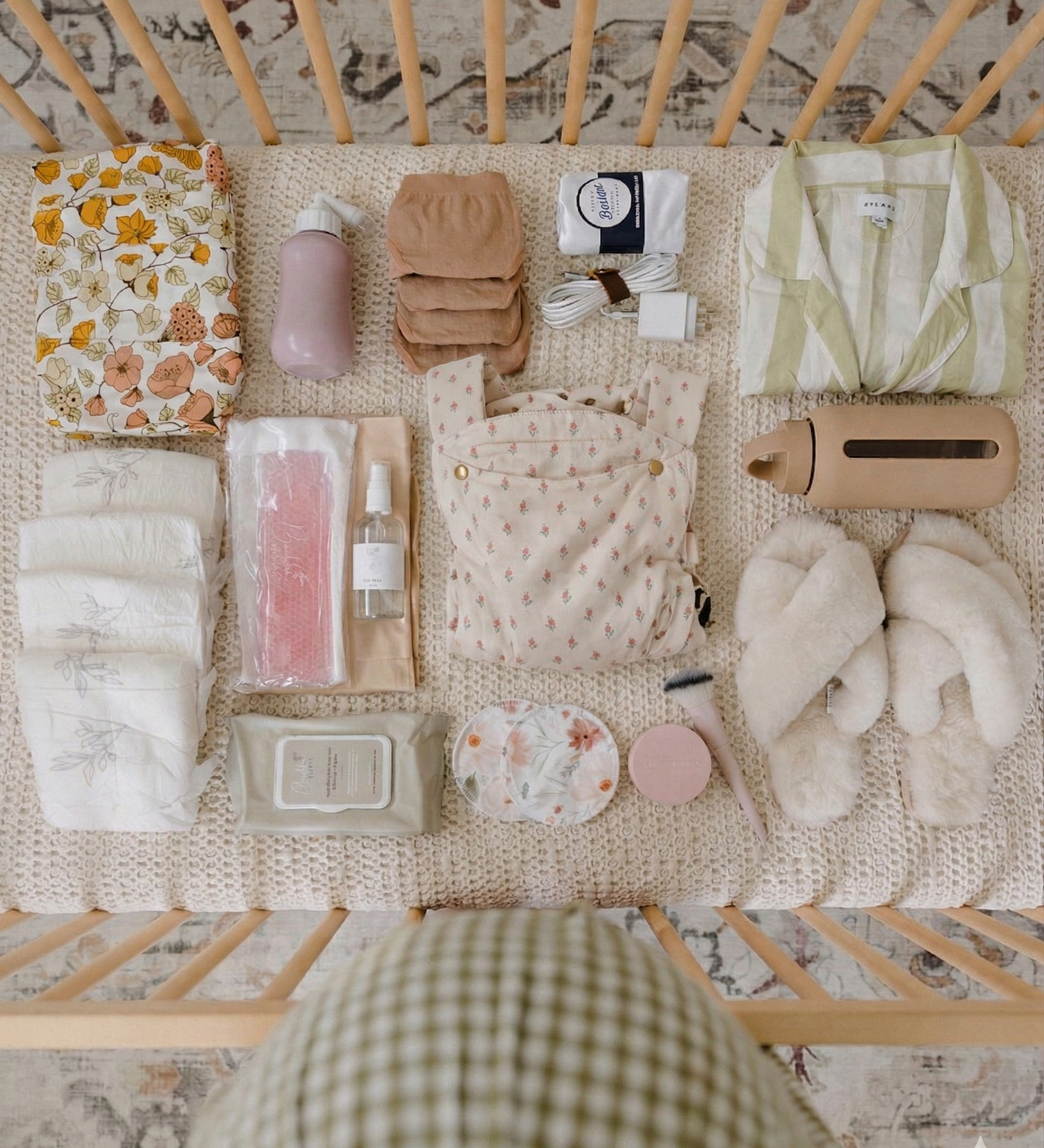 liste de naissance: essentiels pour bébé incluant le porte-bébé physiologique Exquis 