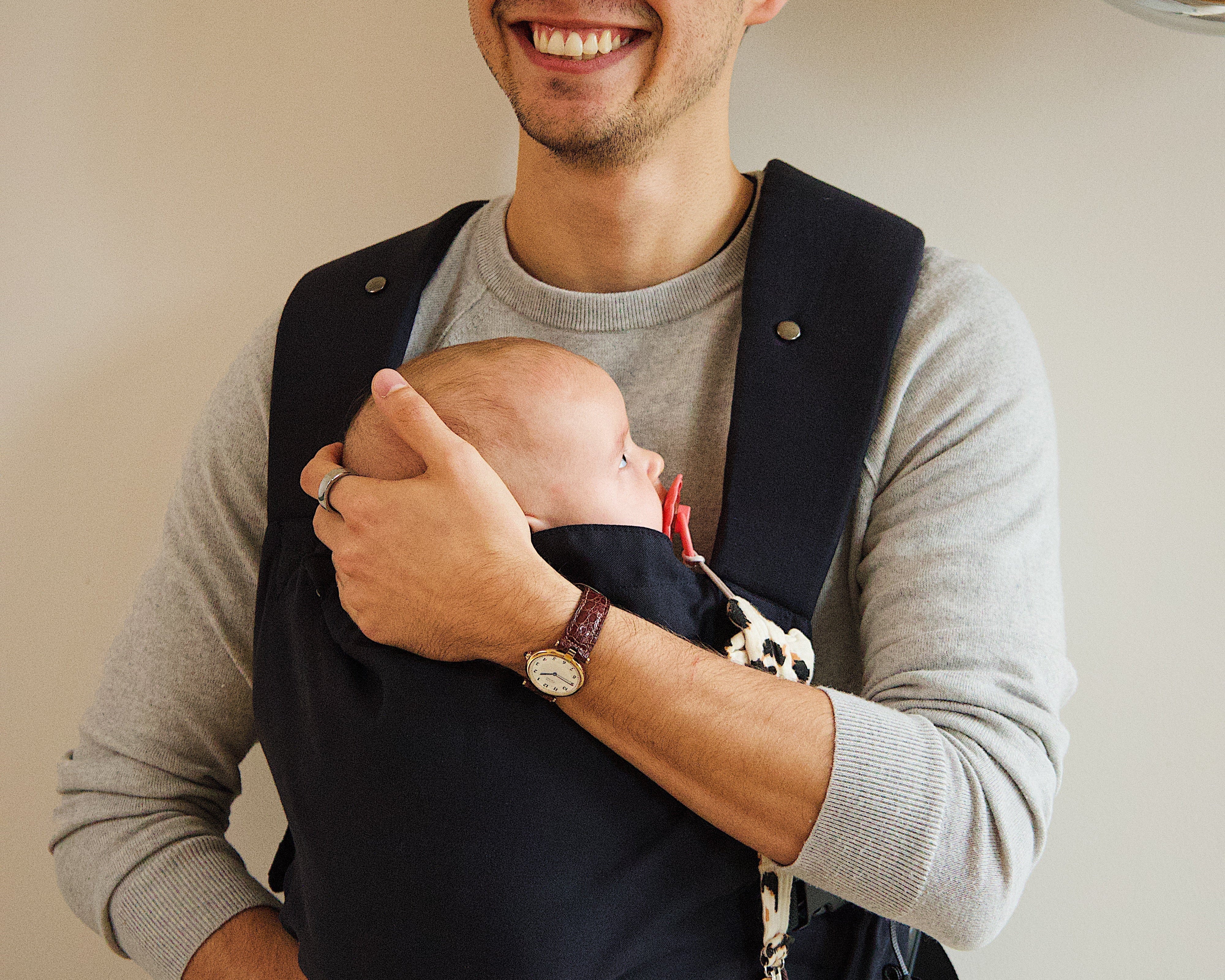 Bébé endormi en position physiologique dans un porte-bébé