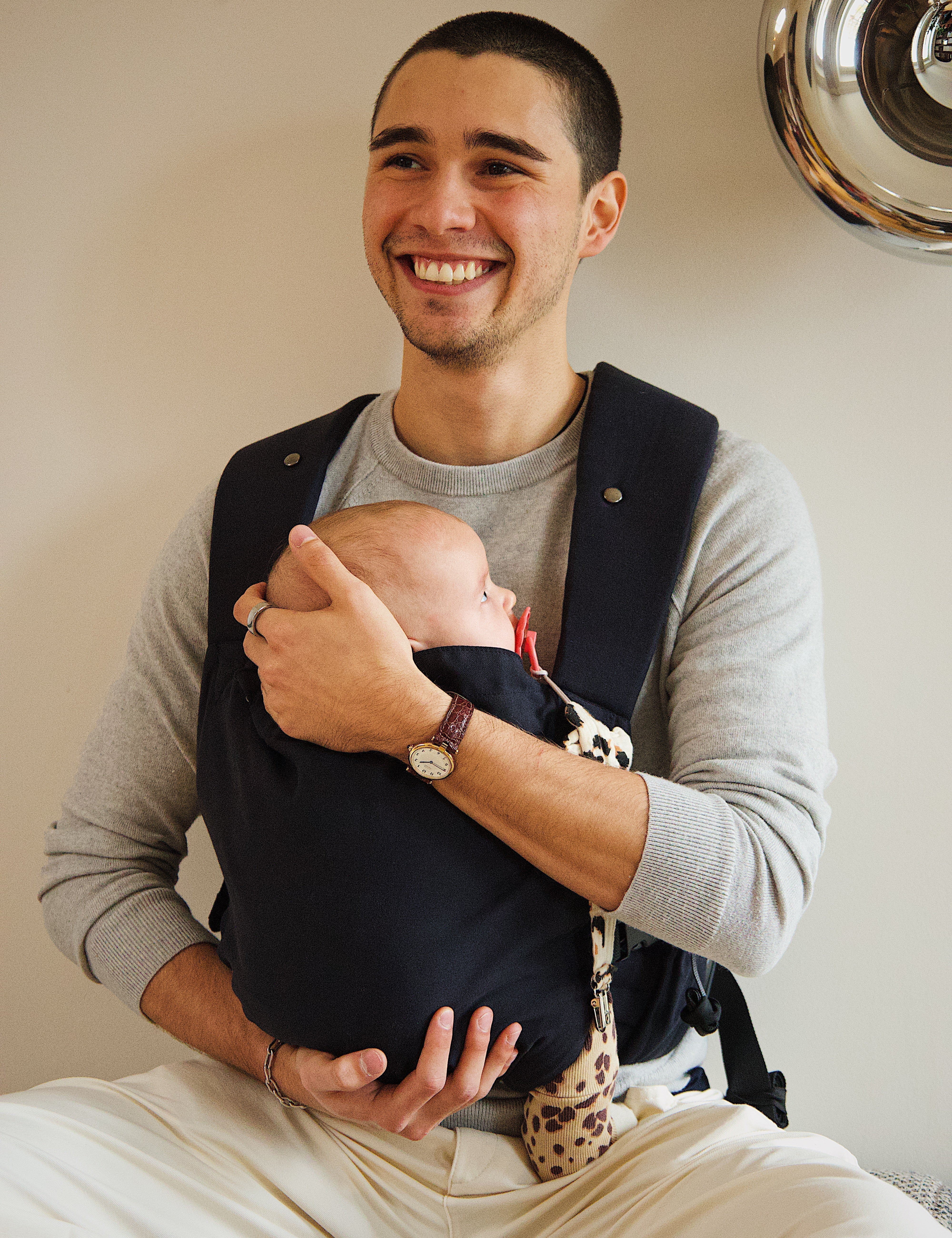 Bébé endormi en position physiologique dans un porte-bébé