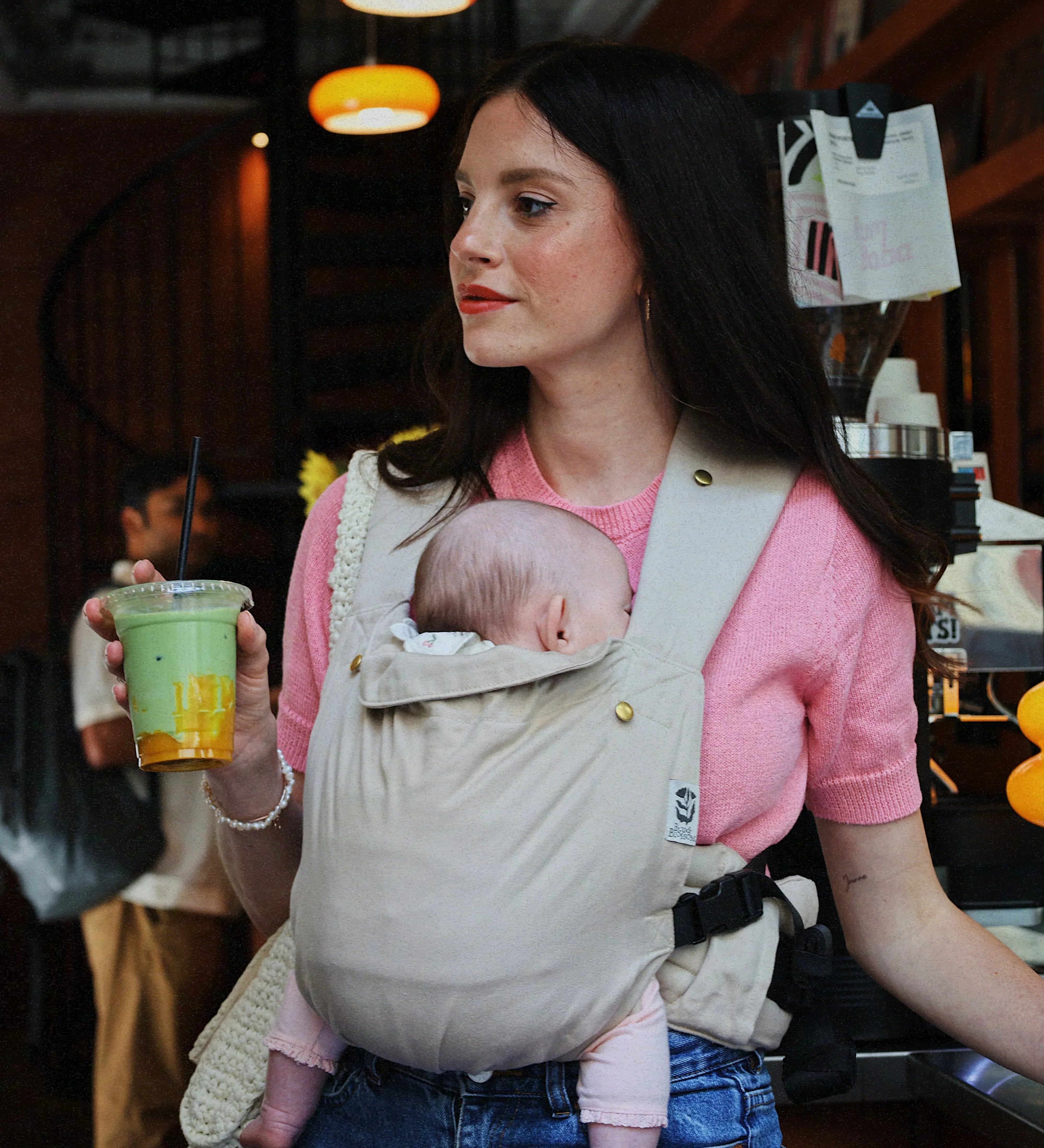 porte-bébé beige porté en extérieur, look minimaliste