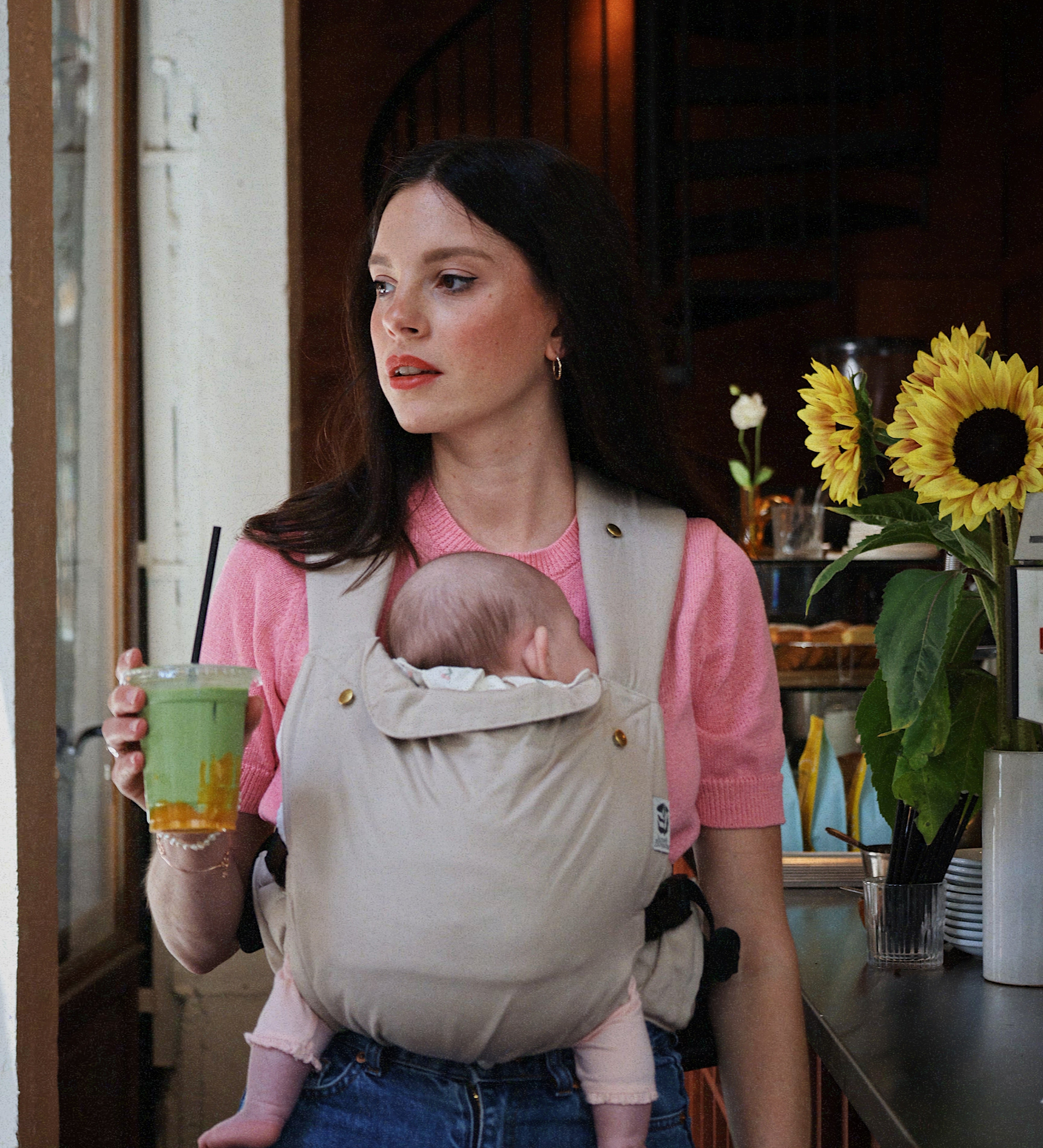 Maman qui porte son bebe dans Le premier porte-bébé hybride - Bud & Blossom Slings