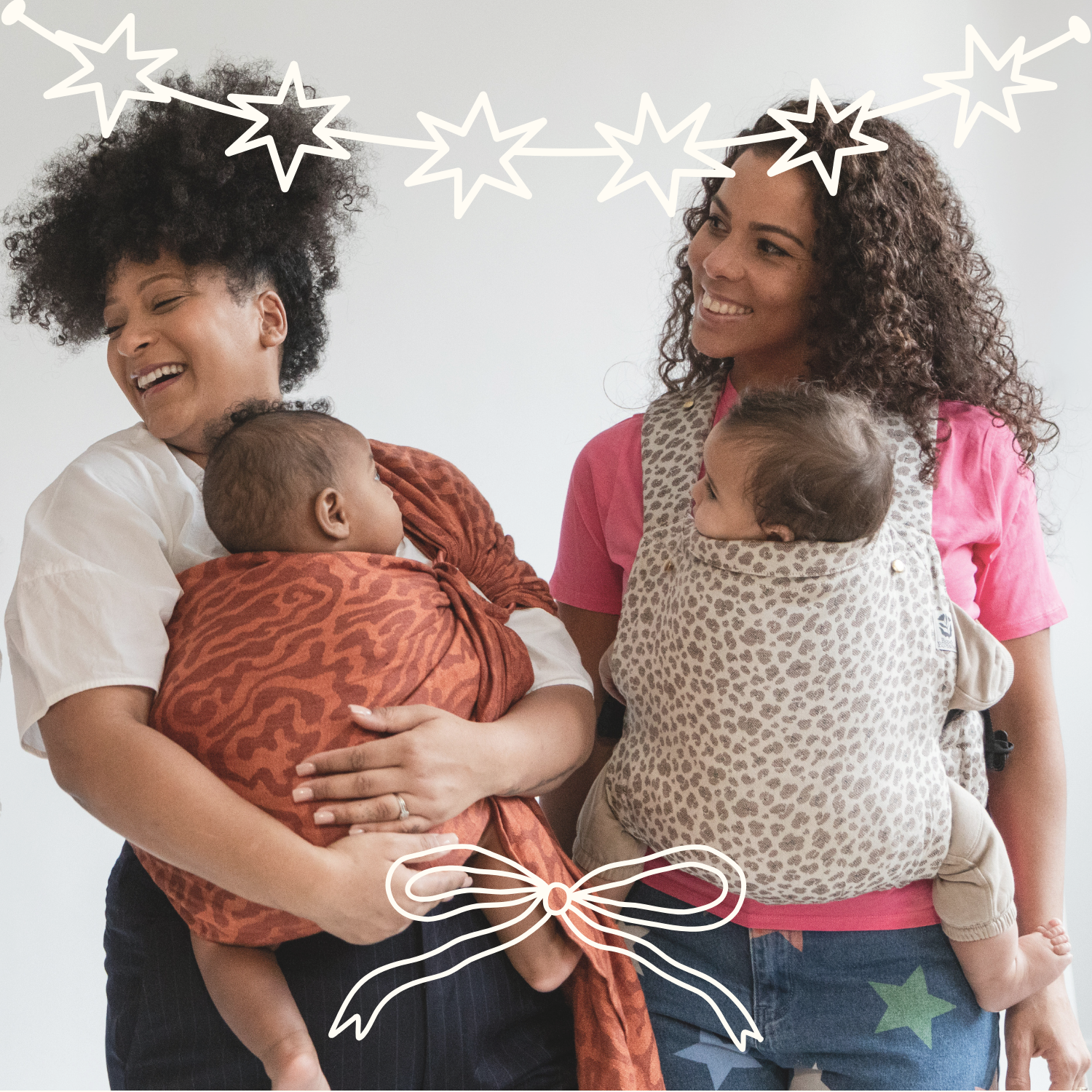 deux mamans qui portent leur bébés en porte-bébés