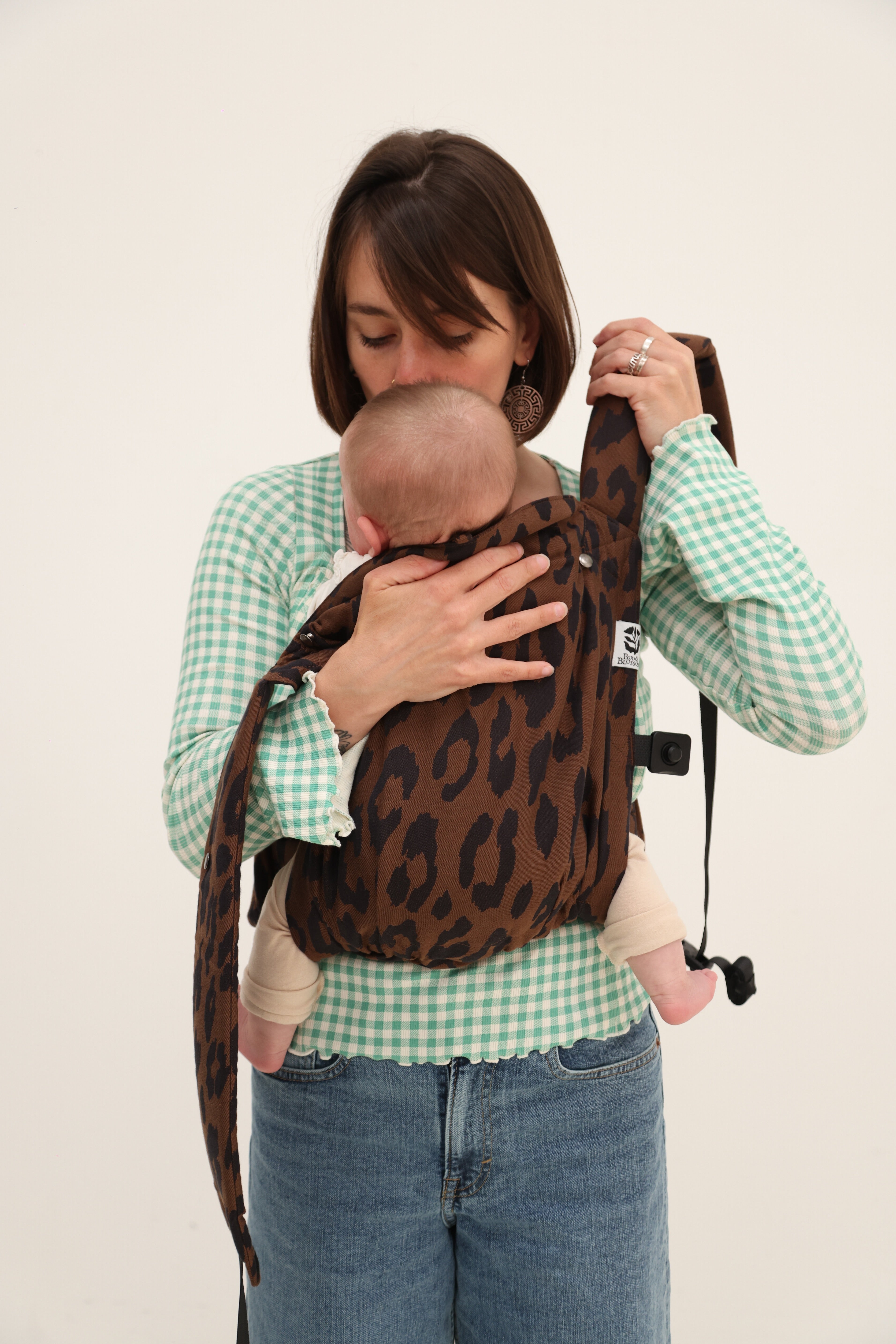 installation de porte-bébé physiologique hybride Exquis de Bud & Blossom