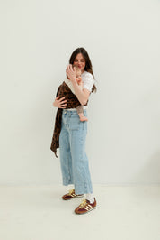 Maman avec bébé en sling en lin motif léopard, portage physiologique confortable