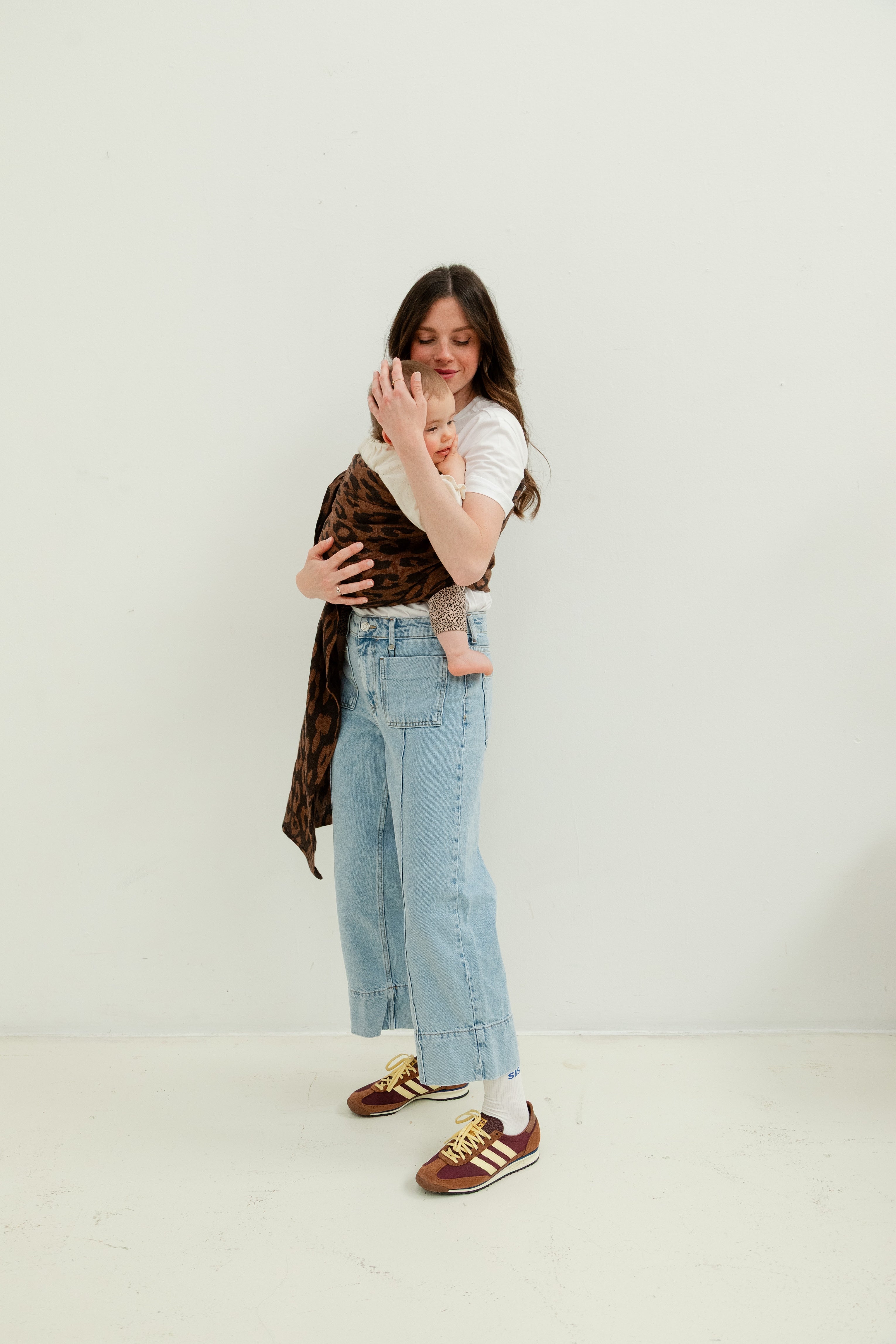 Maman avec bébé en sling en lin motif léopard, portage physiologique confortable