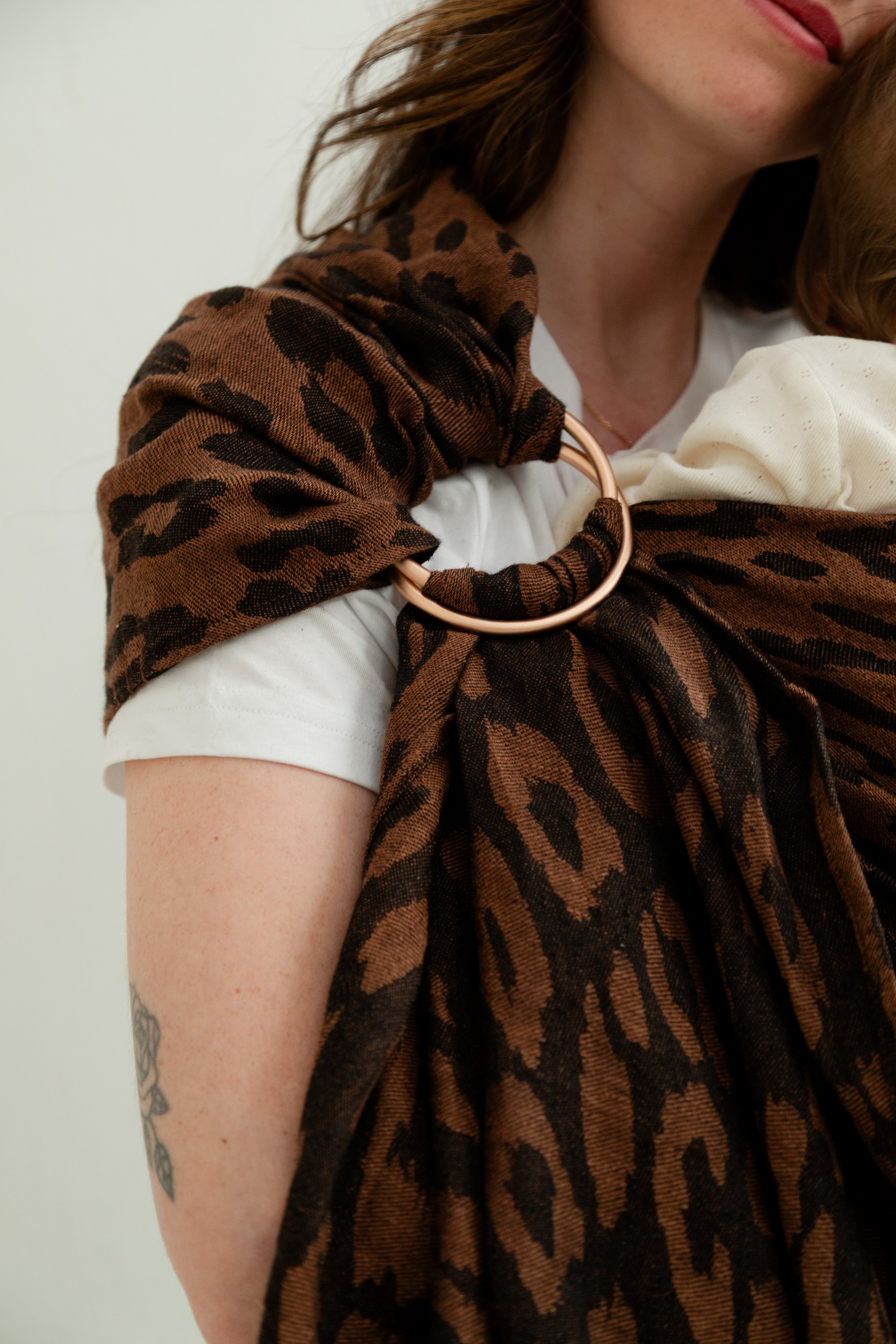 zoom sur les anneaux du ring sling léopard en lin, adapté dès la naissance