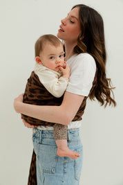 Sling en lin motif léopard porté par une maman avec son bébé