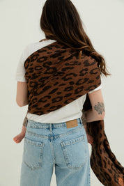 Bébé porté en ring sling en lin motif léopard, léger et respirant, vu du dos