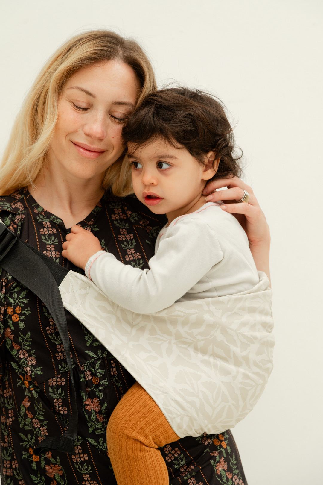 maman et son enfant porté dans le porte-bébé de hanche swing flora