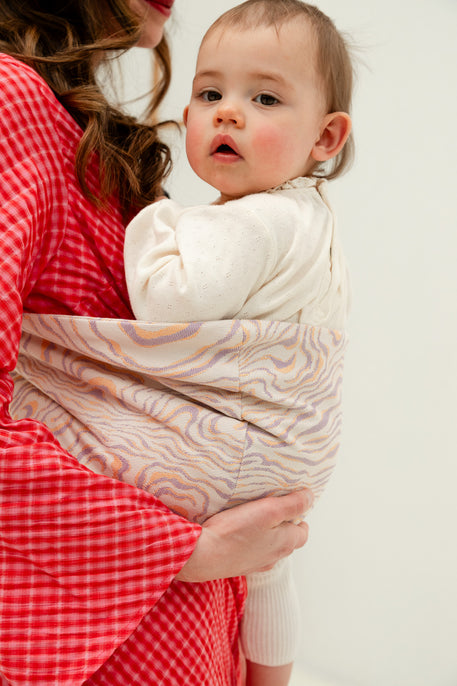bébé porté en porte-bébé hanche dans le motif psyche